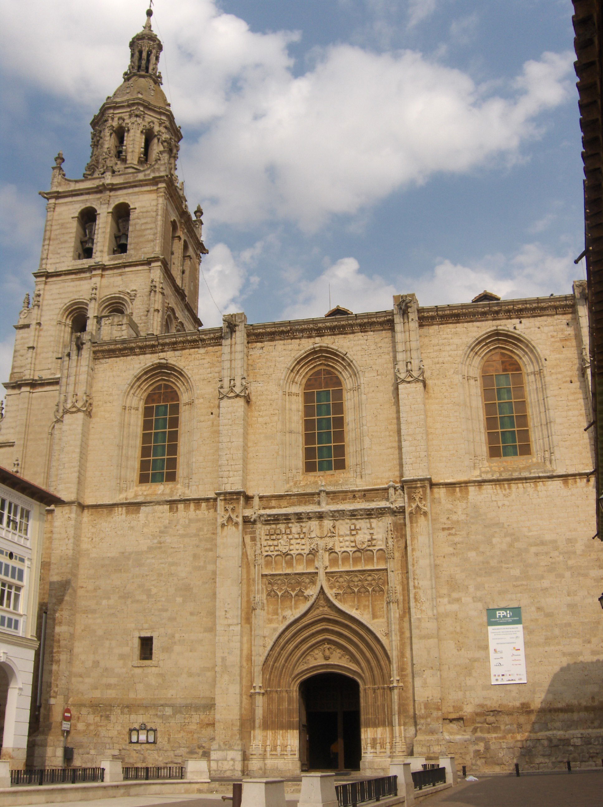 Iglesia de Santa Maria de Mediavilla, por Yoli ChamBa