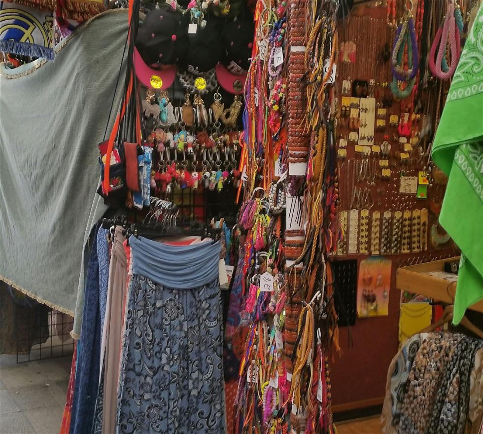 De paseo y compras por El Tenderete, el mercado de los hippies en  Cabranes - La Nueva España