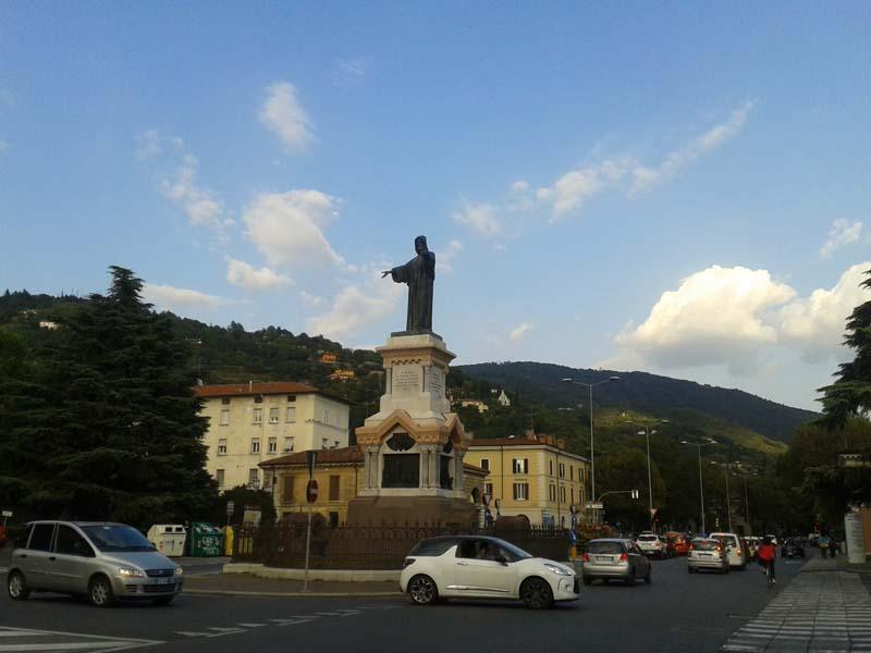 Monumento a Arnaldo da Brescia, por Valerio Gestri