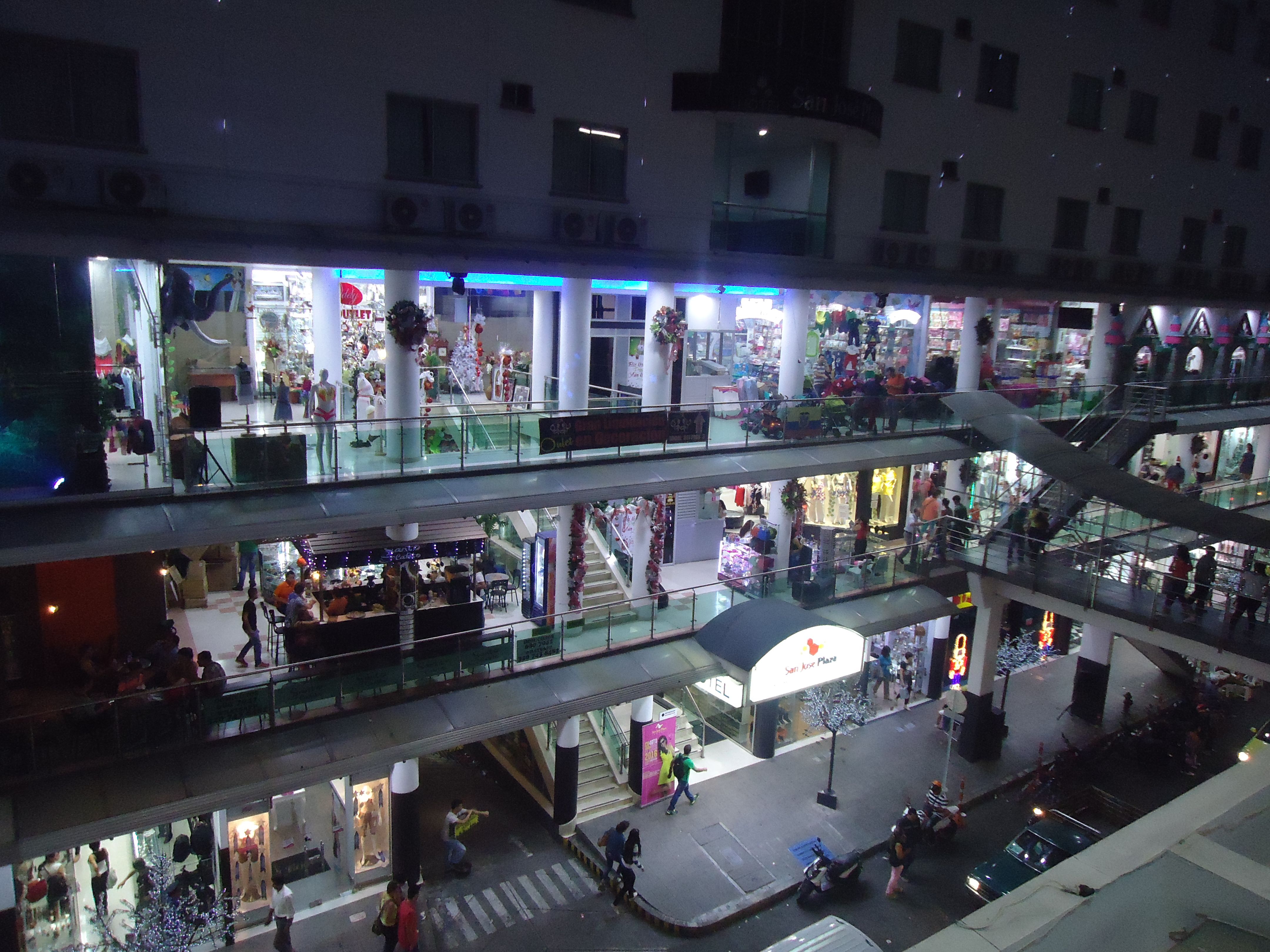 Centro Comercial San José Plaza, por César - Mochilero