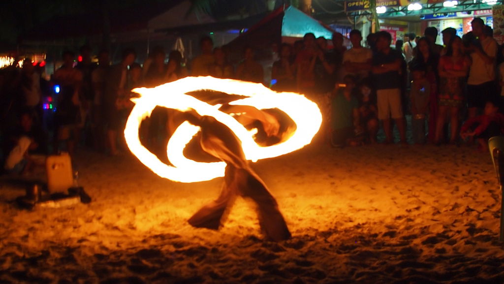 Fuegos en la playa White Beach, por Carlos Olmo