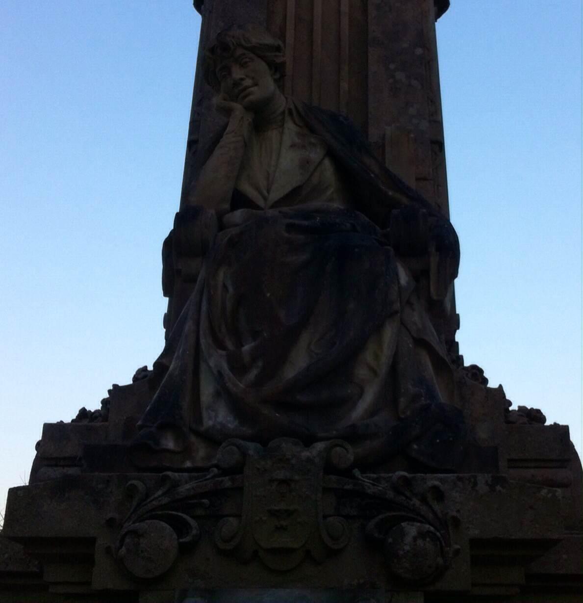 Escultura a Rosalía de Castro en Santiago de Compostela, por García Katxuki