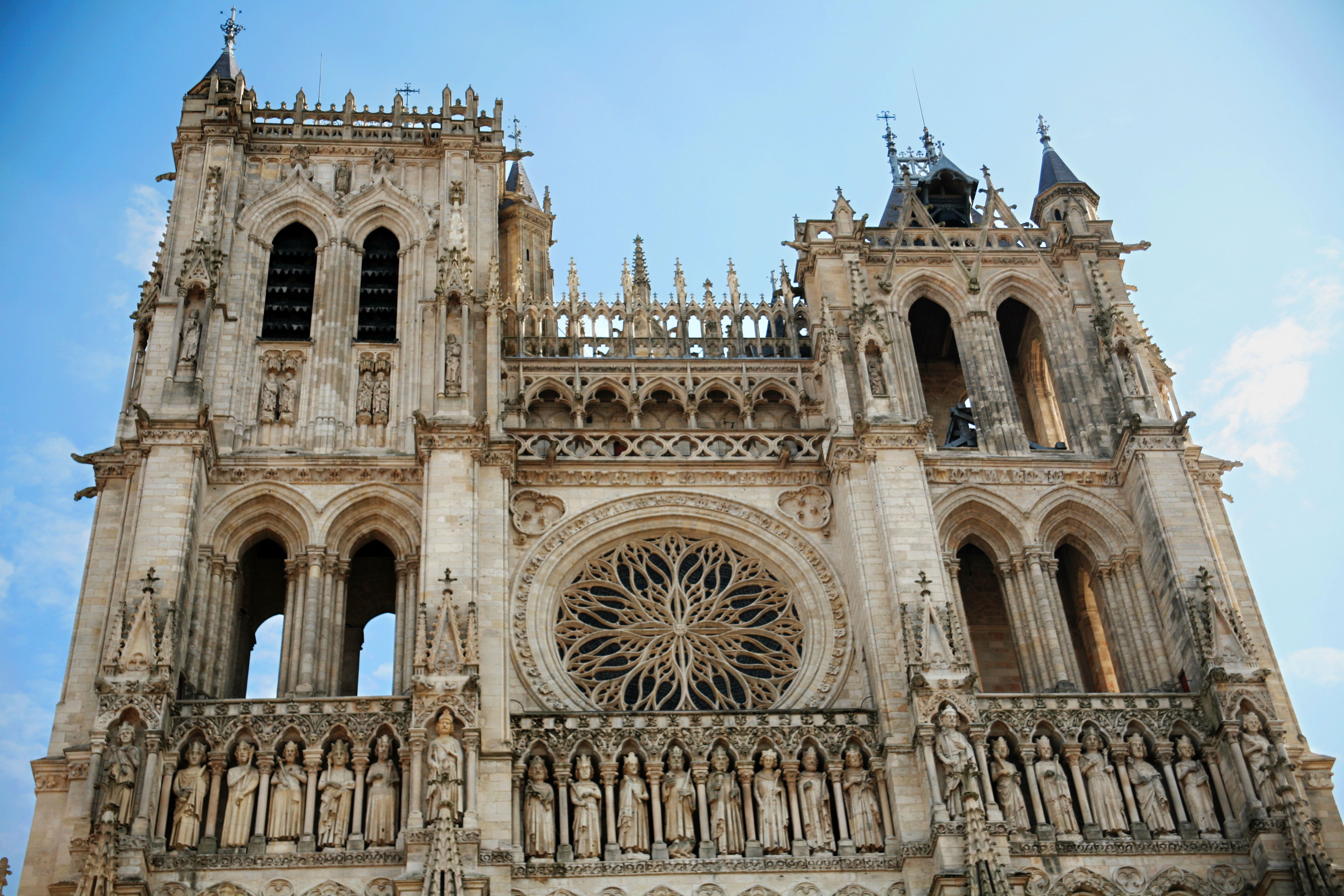 Descubre los Monumentos Históricos de Amiens que Cuentan su Historia