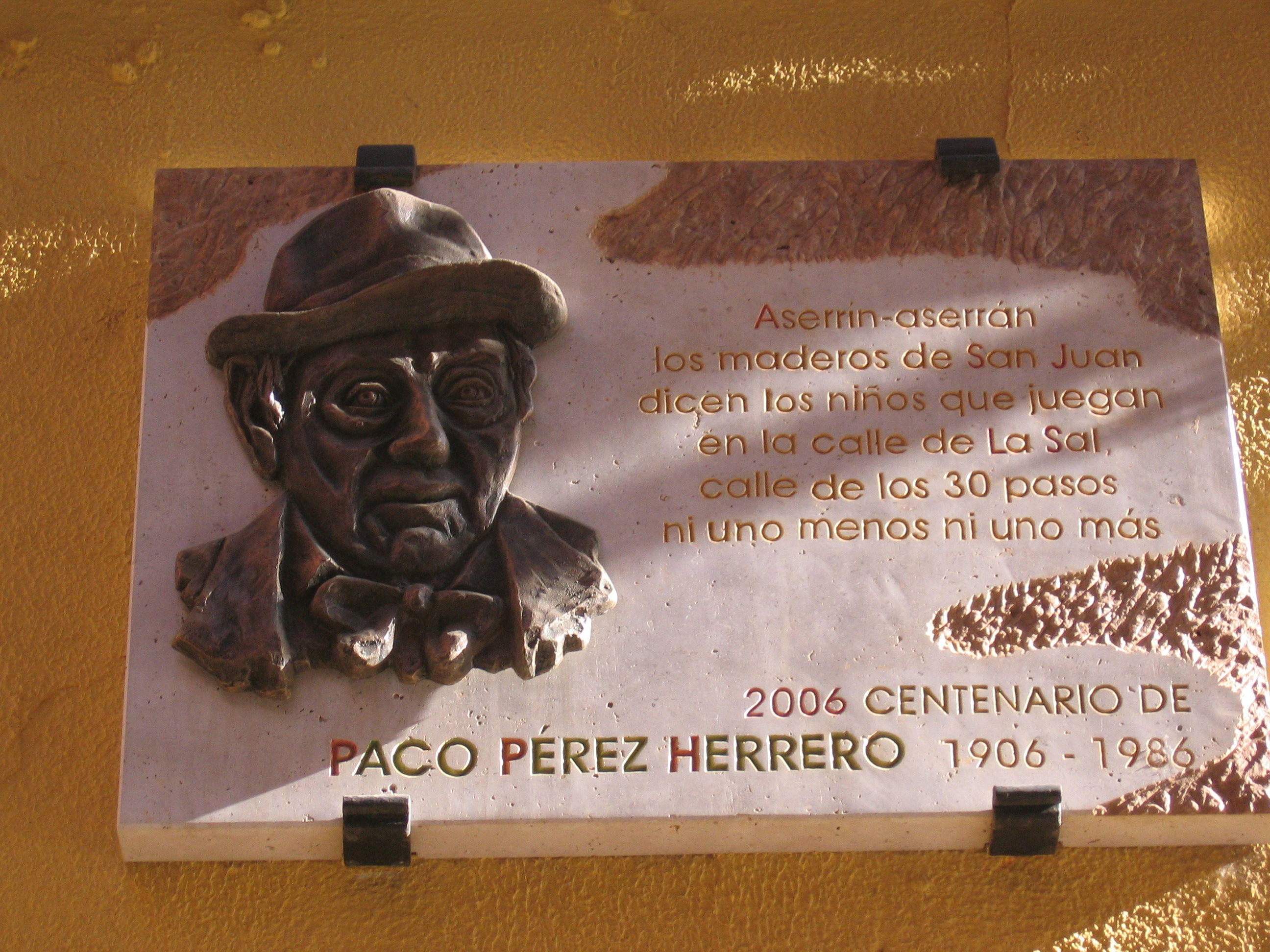 Placa Homenaje a Paco Perez Herrero, por Las sandalias de Ulises