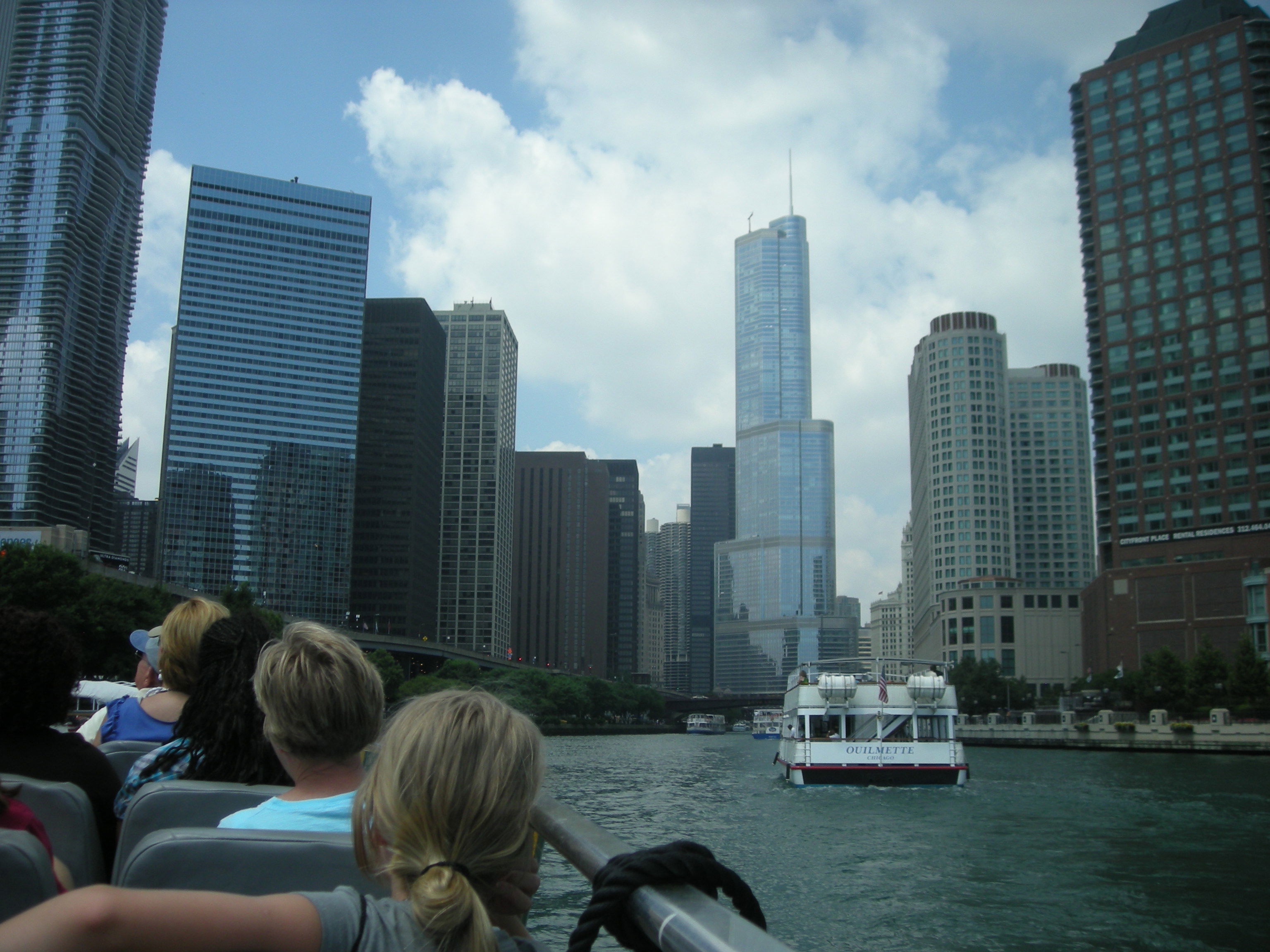 Paseo en barco por el Río de Chicago, por Villalba