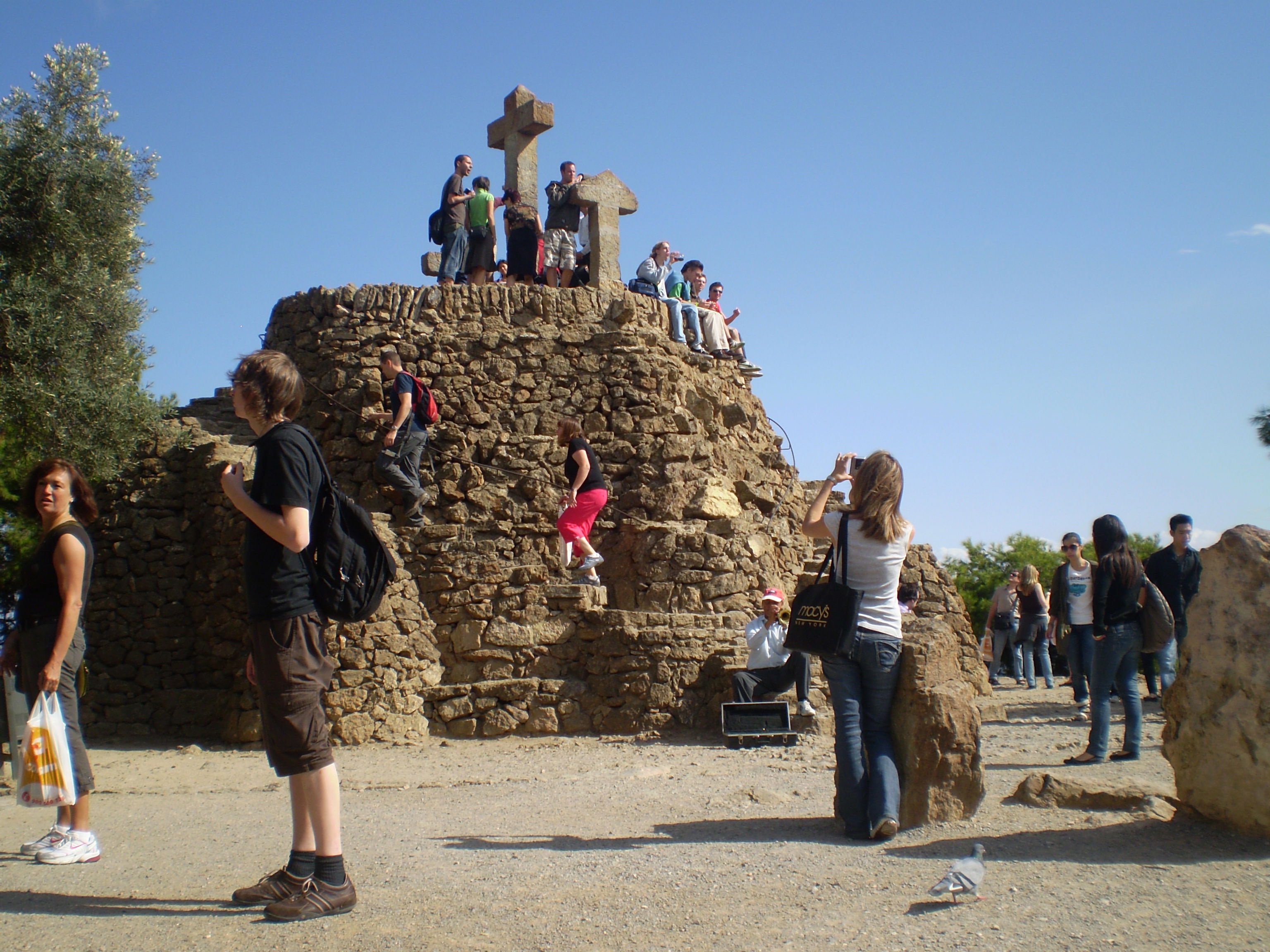 Las 3 cruces (Turó de les tres creus) Park Güell, por worlcitizens