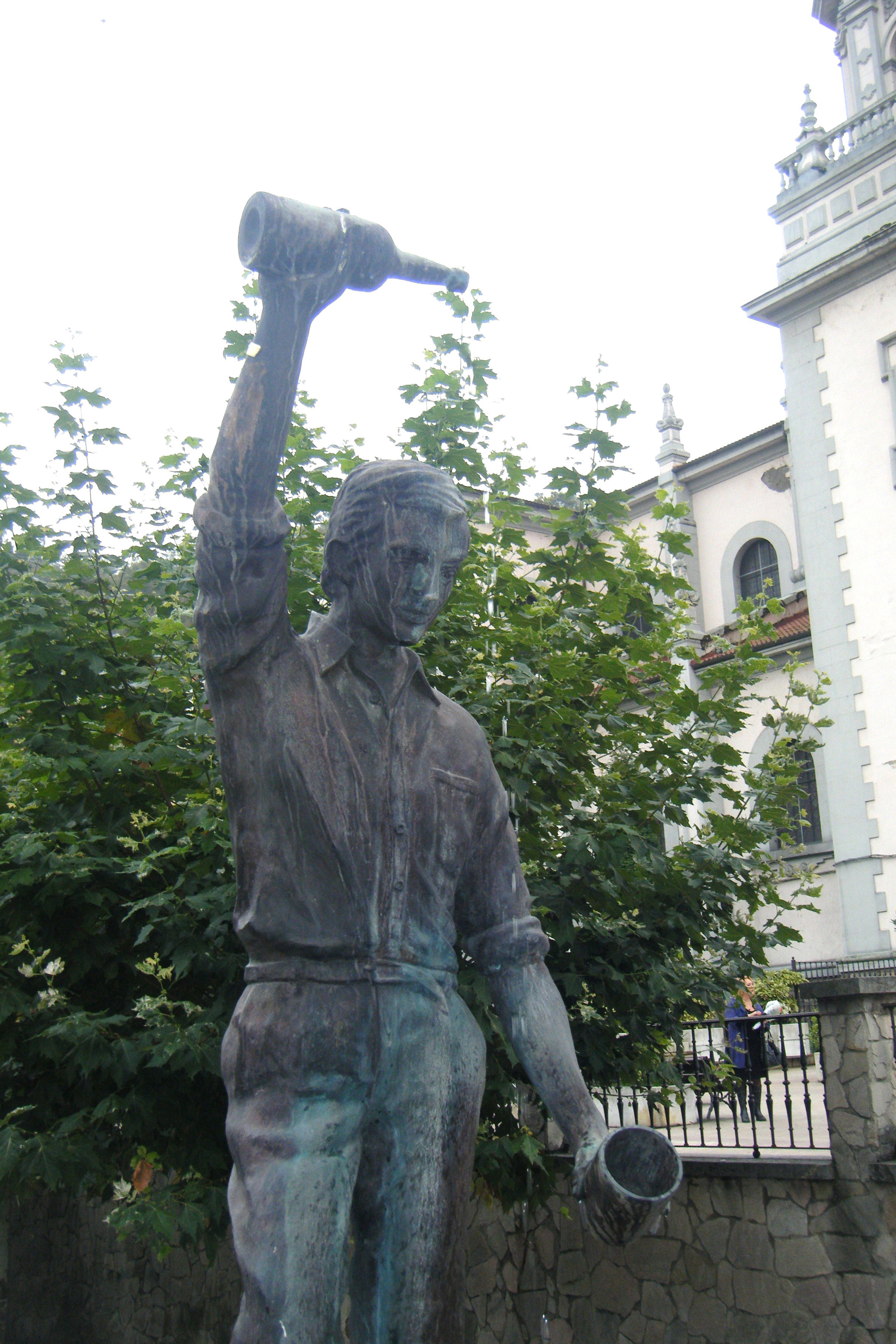 Monumento al Escanciador de Sidra, por Yoli ChamBa