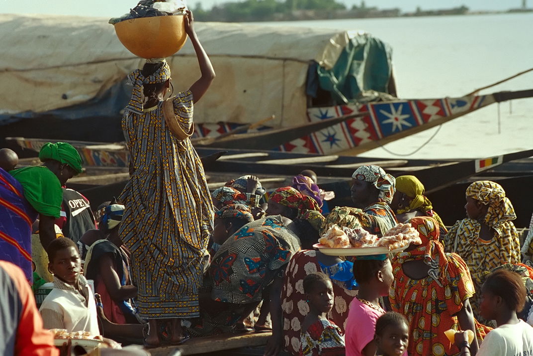 El bar Bozo en el puerto fluvial a orillas del Niger, por Alfonso Navarro Táppero