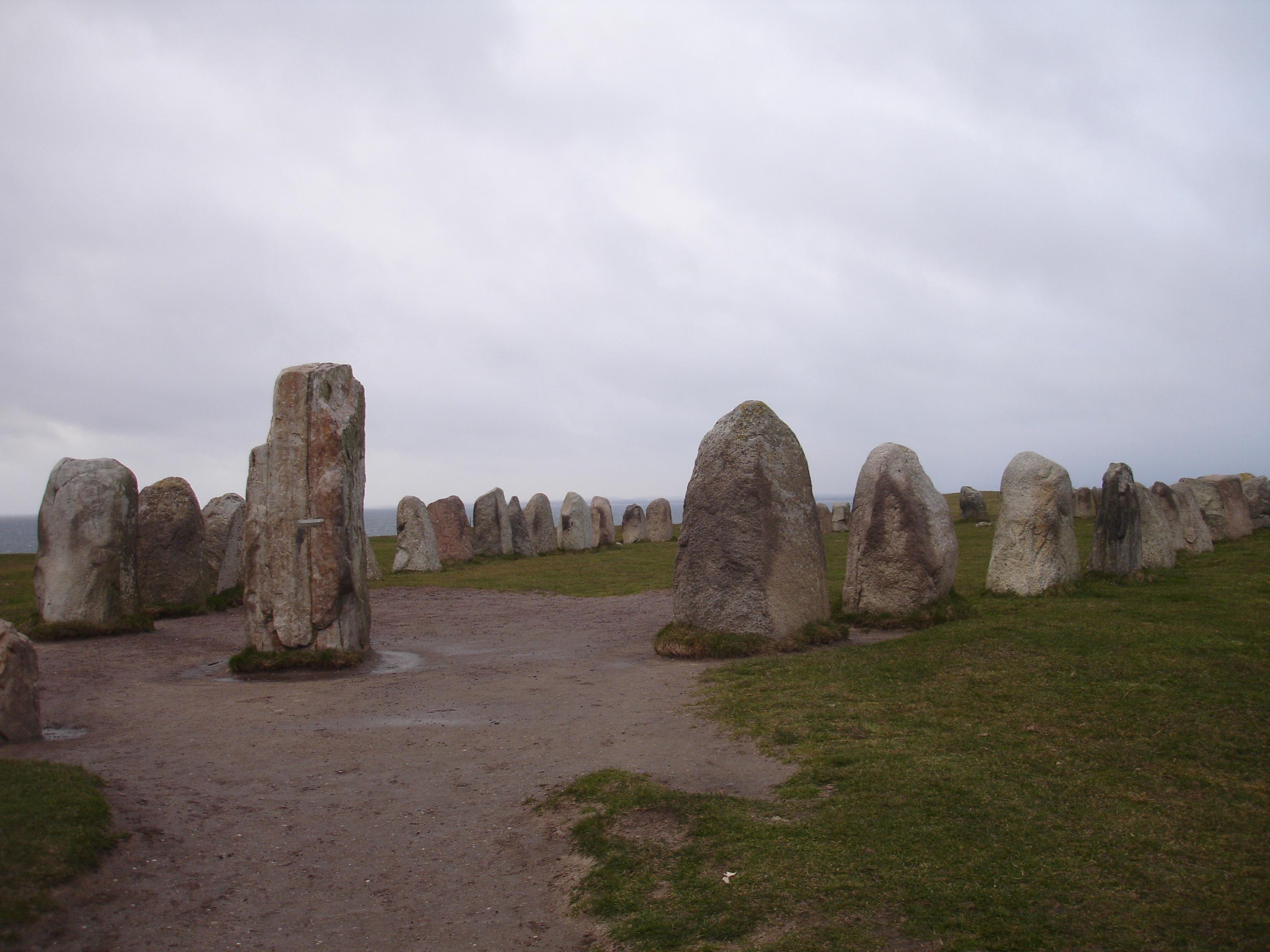 Monumento megalítico de Ale Stenar, por Régis Lifont