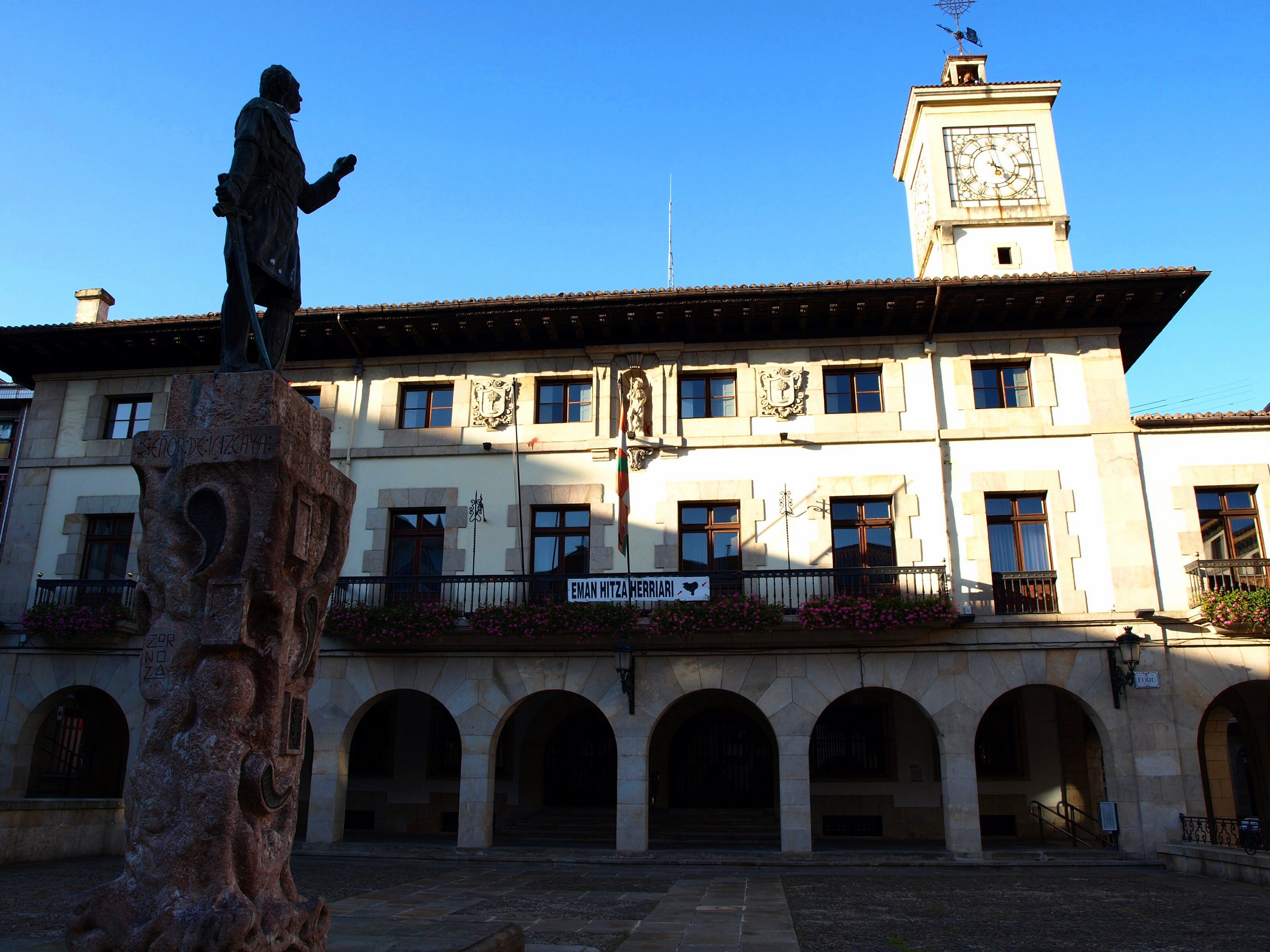 Monumento al Conde don Tello (Plaza del ayuntamiento Gernika), por Anushka