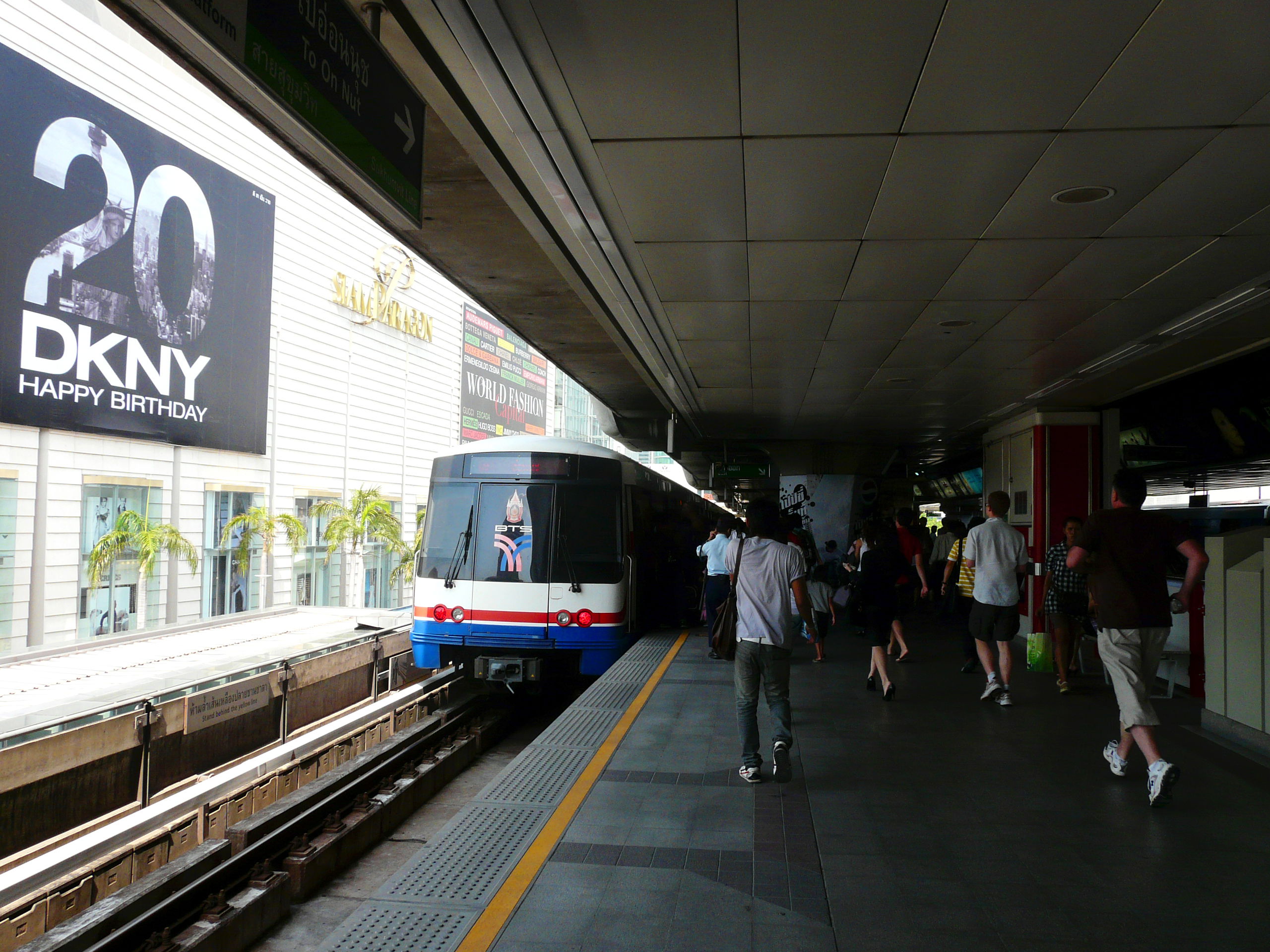 Skytrain, por Yola