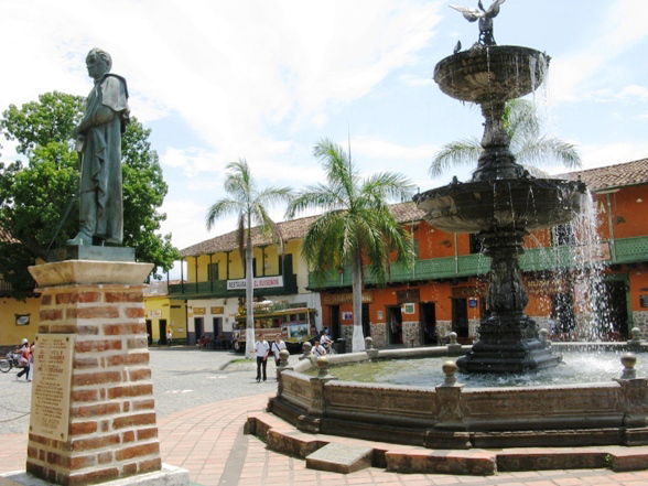 Plaza Mayor Simón Bolívar, por albertoloyo