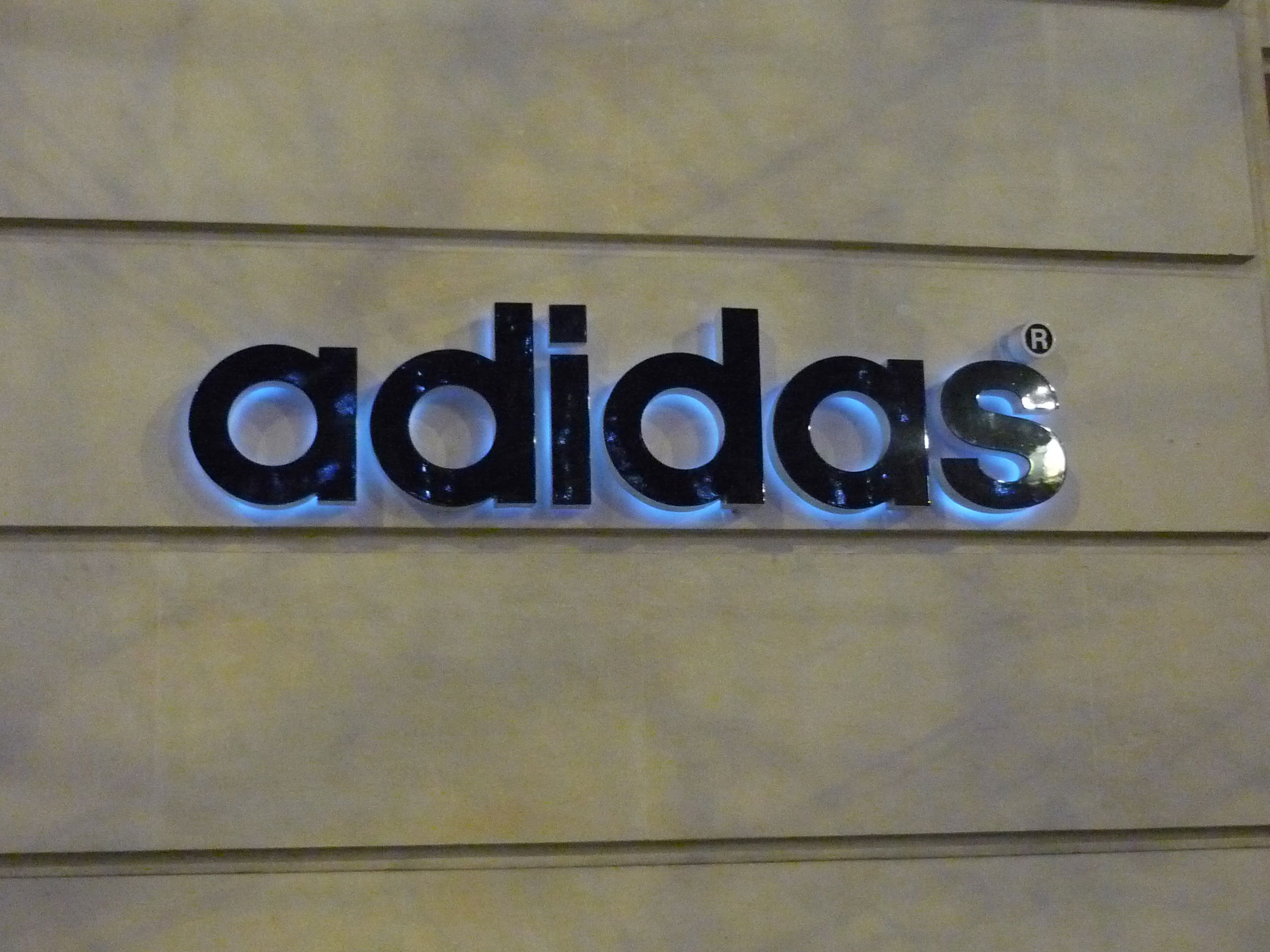 Adidas - Champs Elysees, por martin susel
