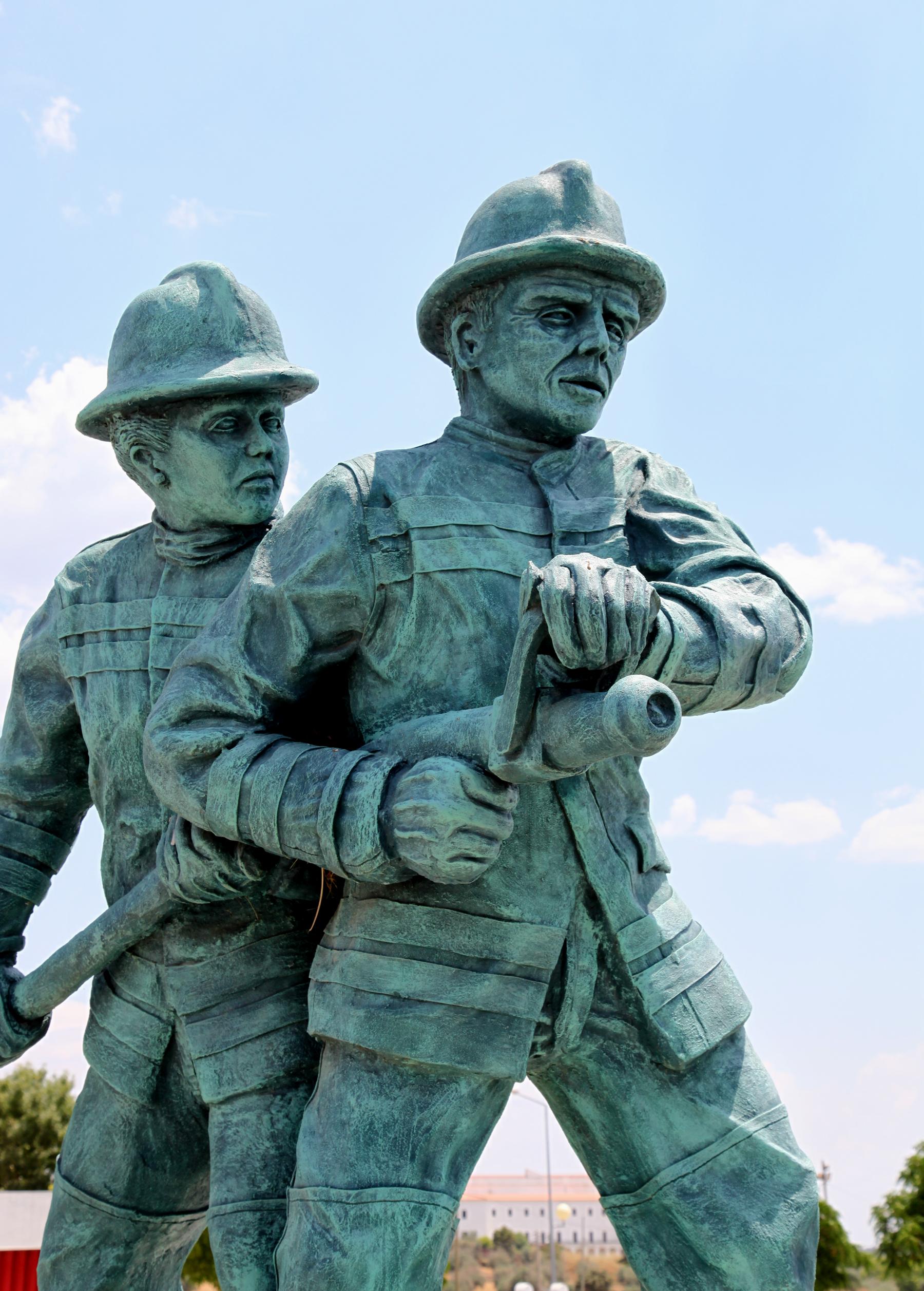 Monumentos a los bomberos portugueses, por GERARD DECQ