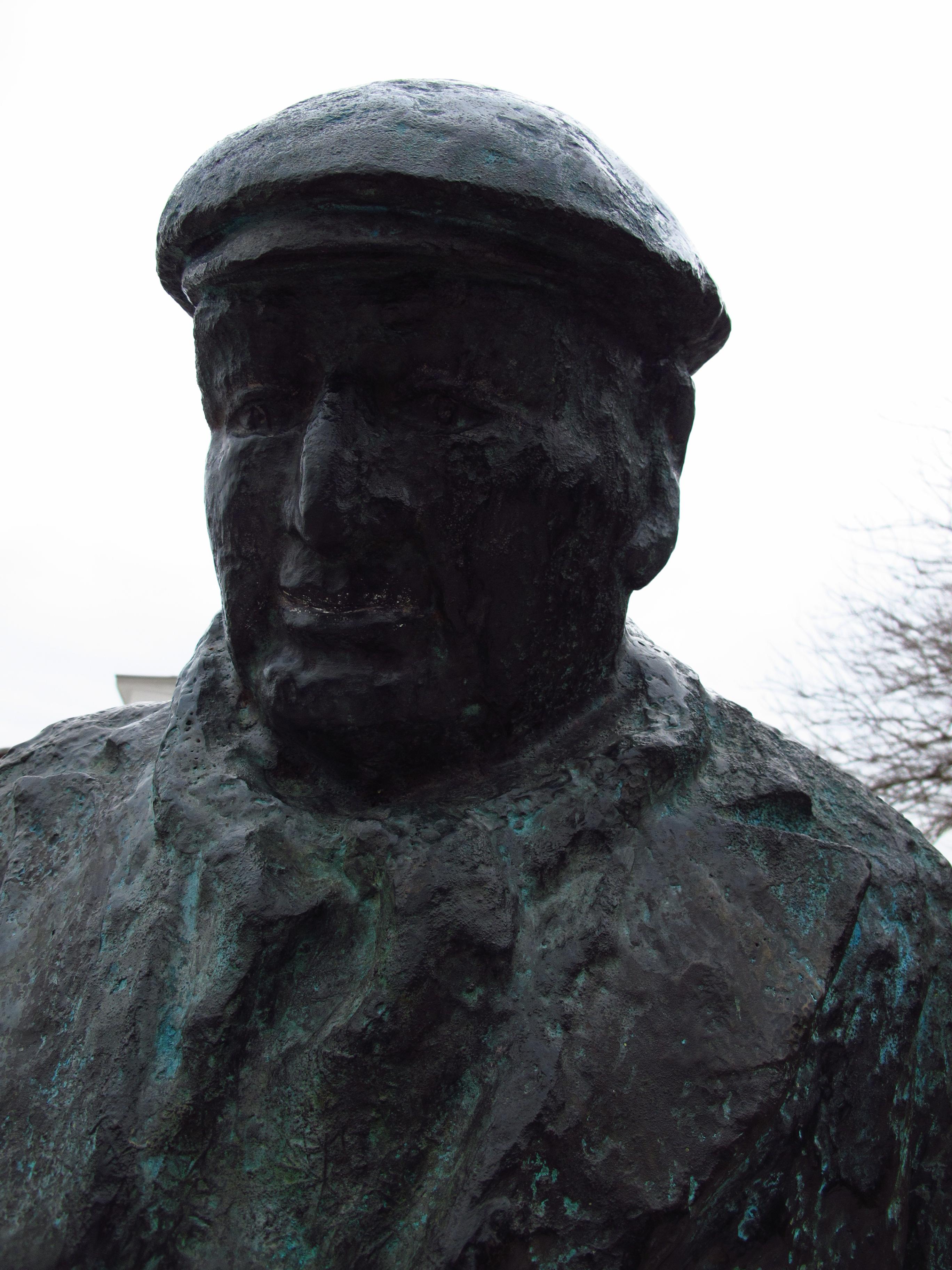 Estátua de Pablo Neruda, por Cleide Isabel