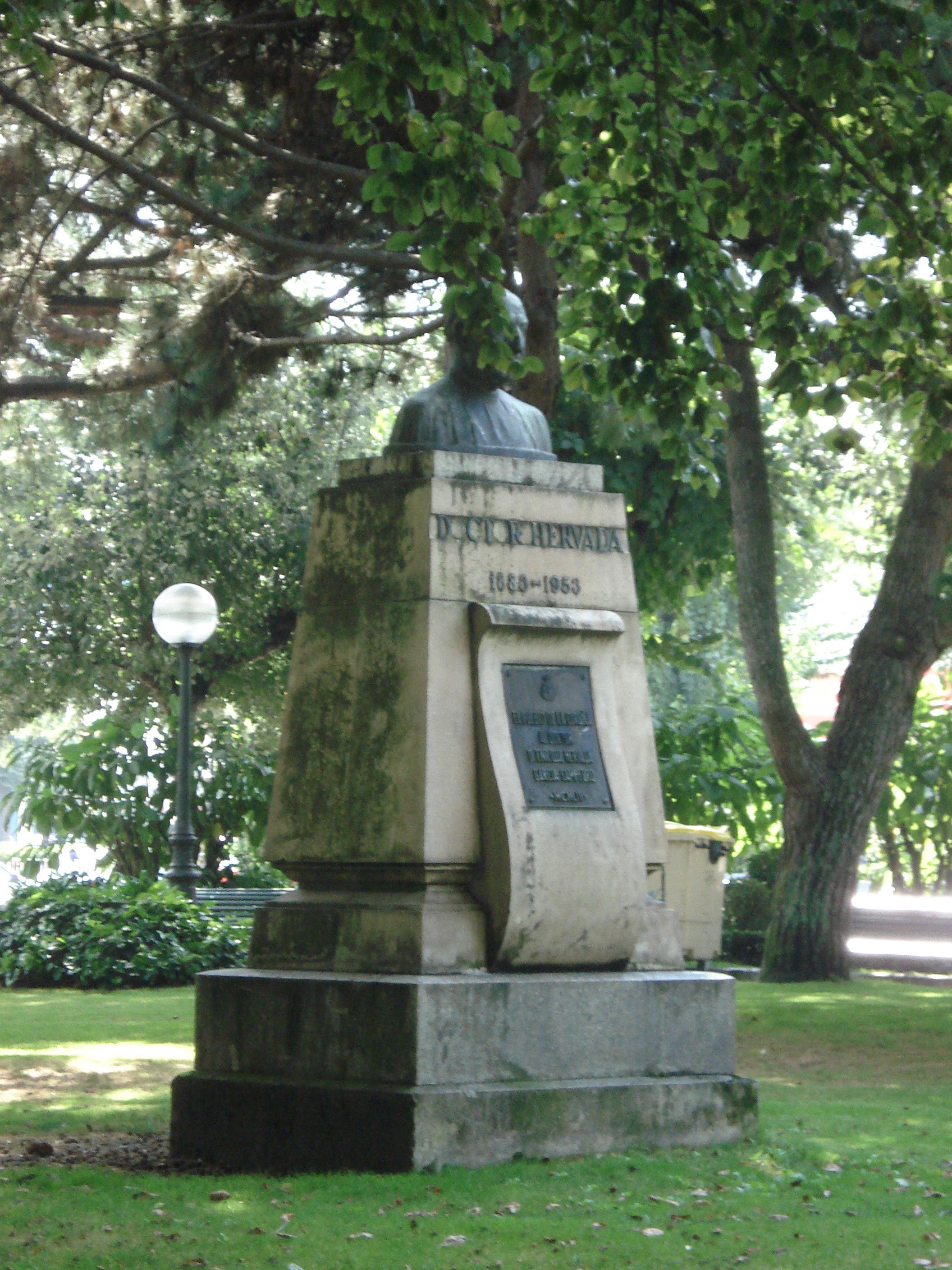 Estatua del Doctor Hervada, por Marilo Marb