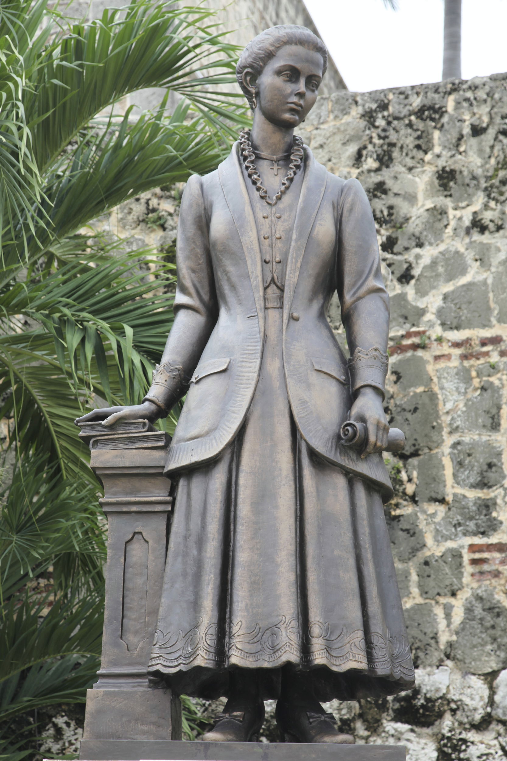 Estatua de Salomé Ureña de Henríquez, por Almudena