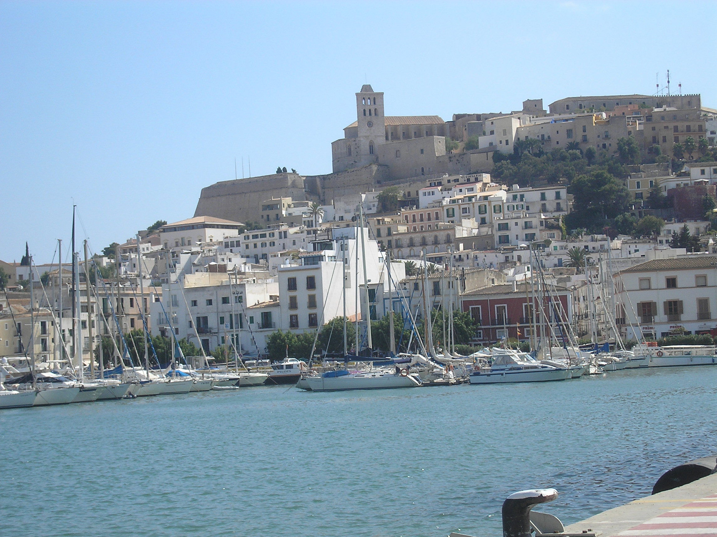 Murallas medievales de Dalt Vila, por isalatrendi