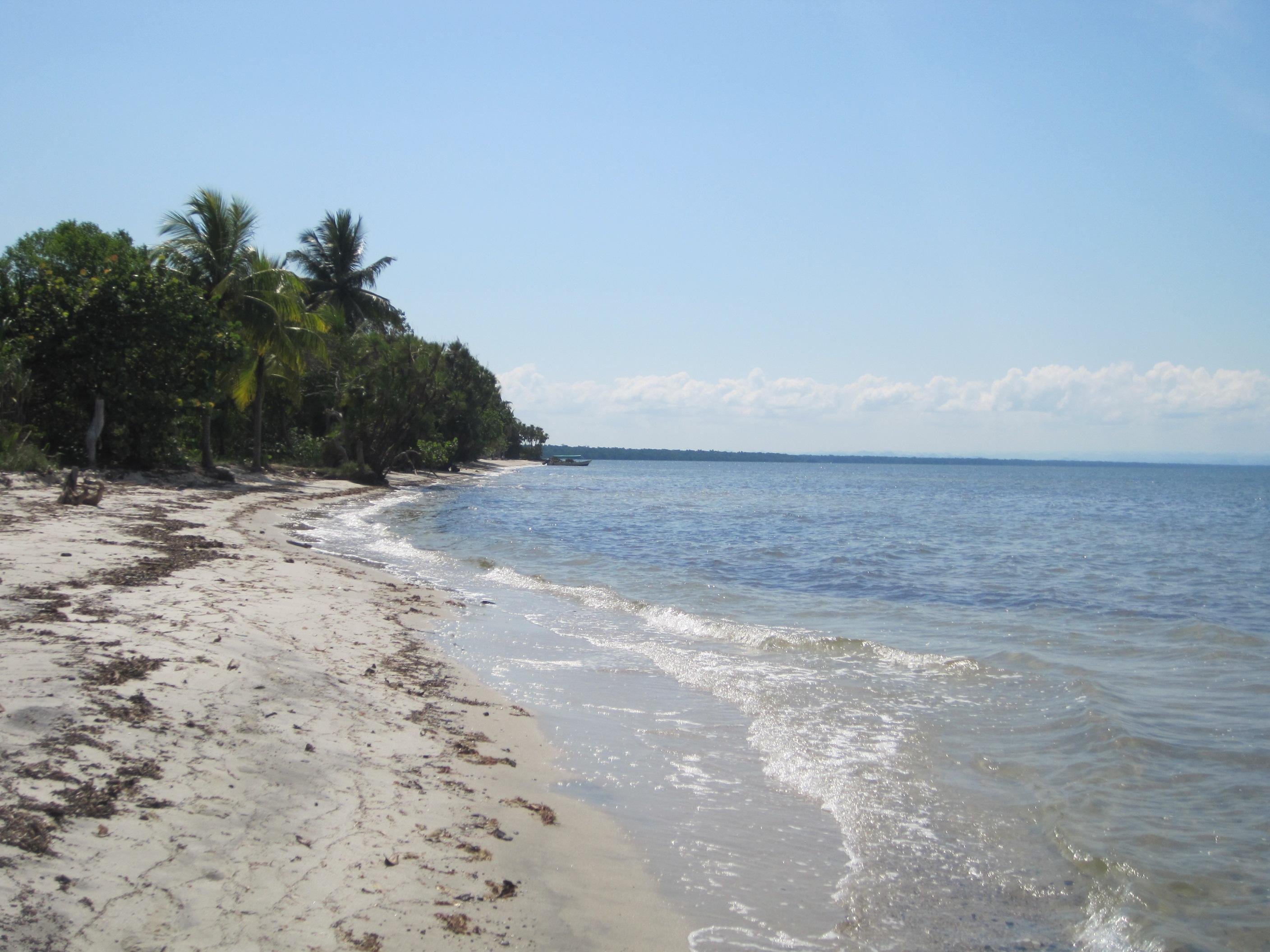 La playa de arena blanca que existe en Guatemala
