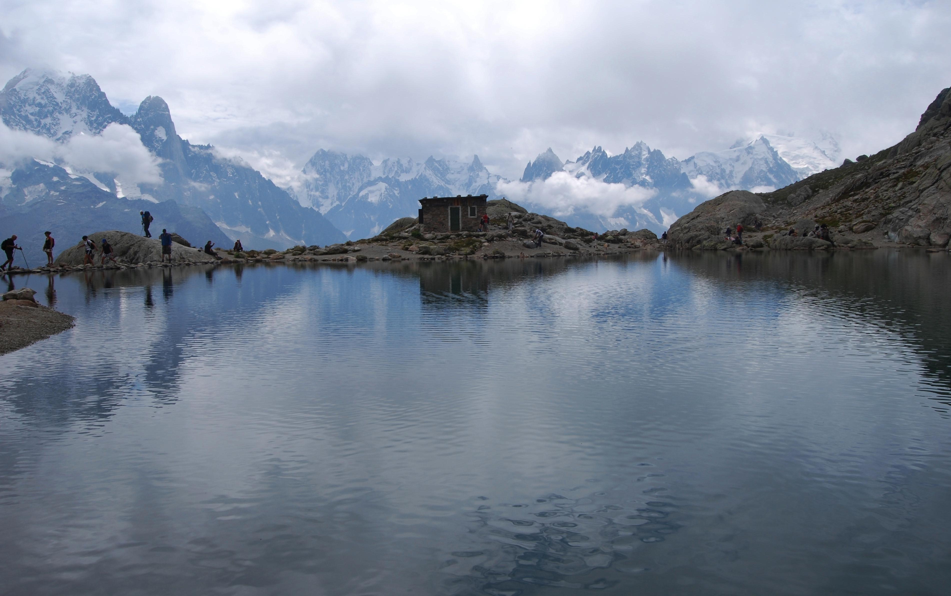 Lago blanco en los alpes, por Maria José Hage