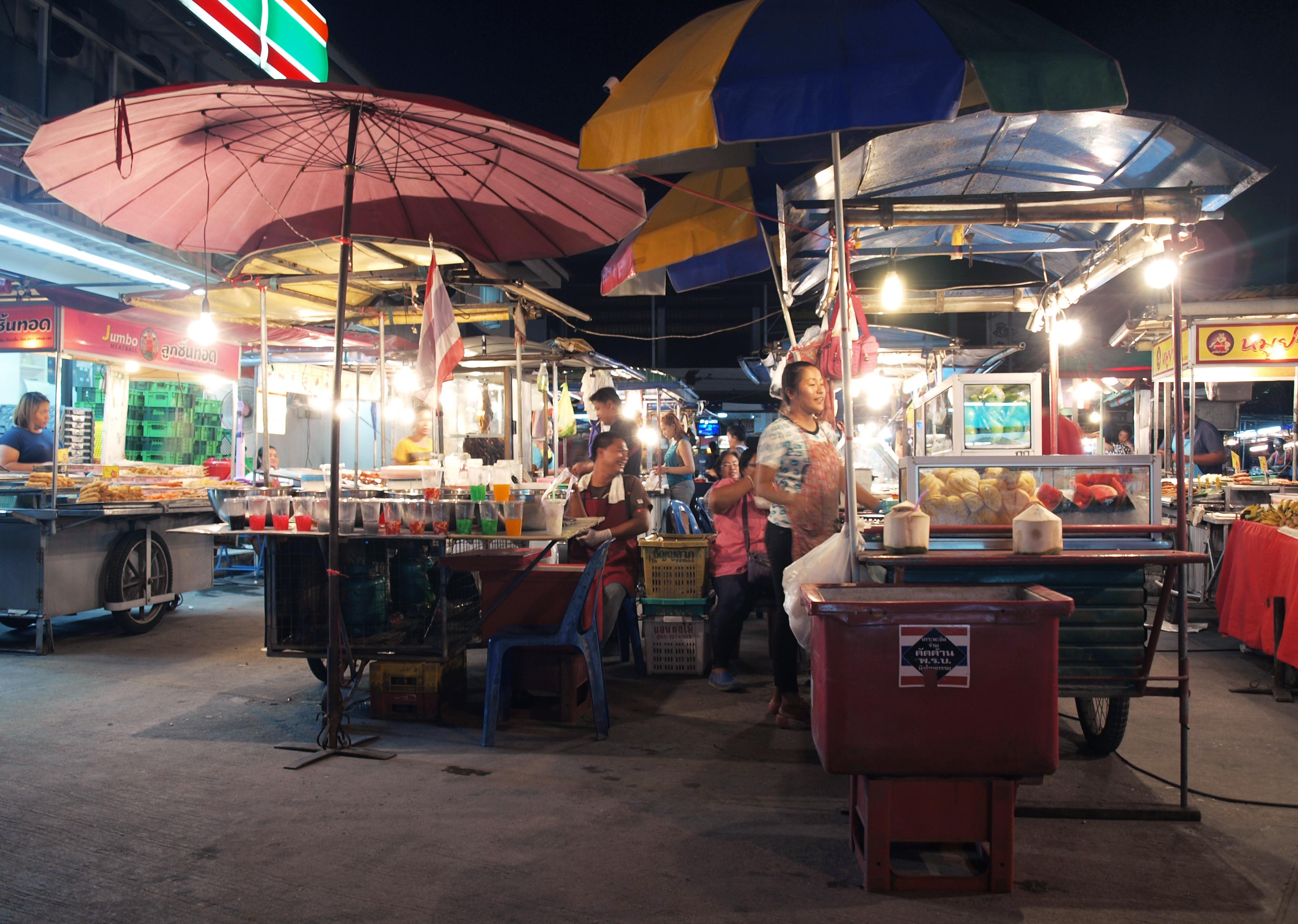 Mercado nocturno Pantip, por Cristina E Lozano