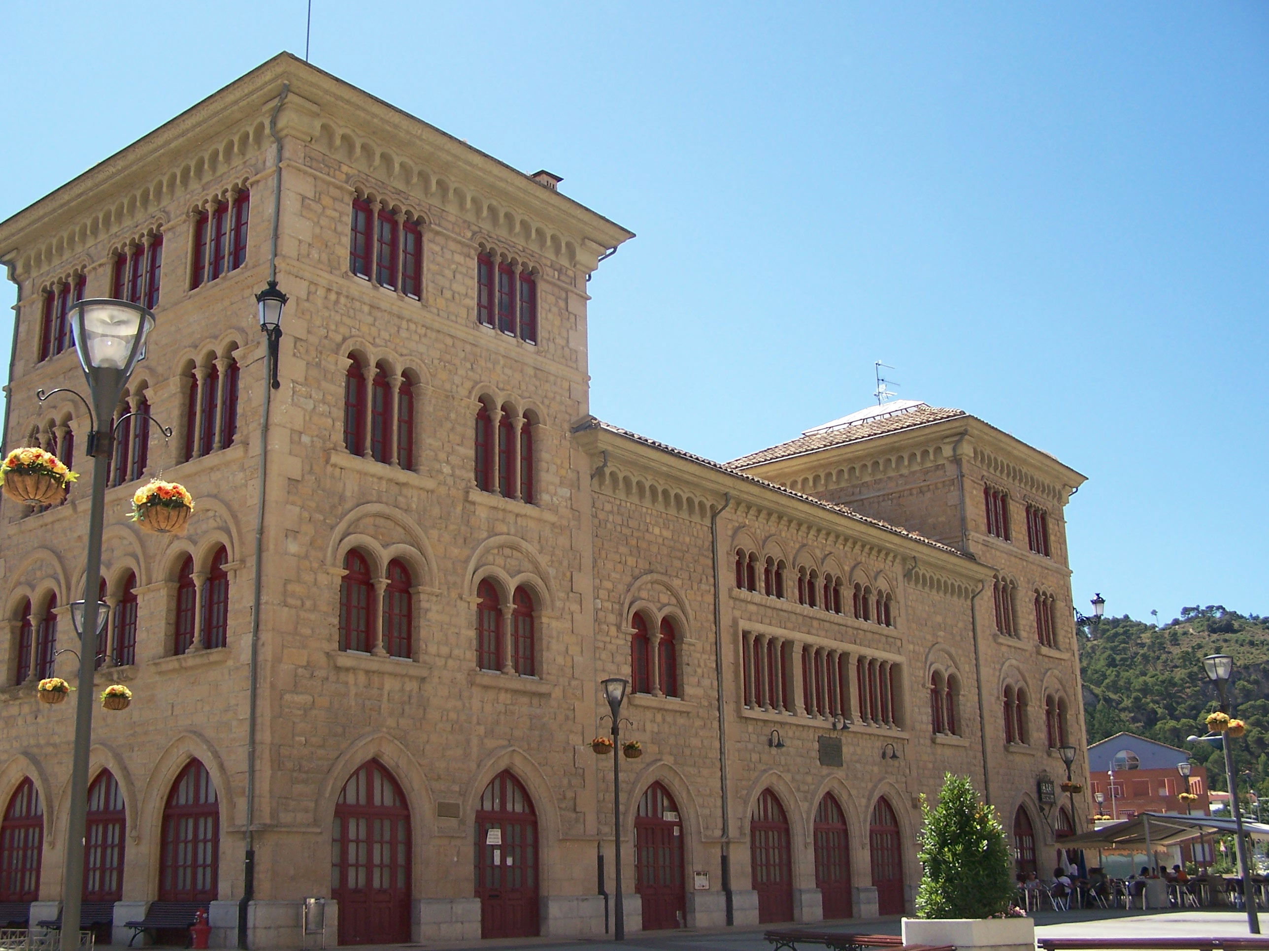 Edificio de la estación de Estella, por Turiscapadas