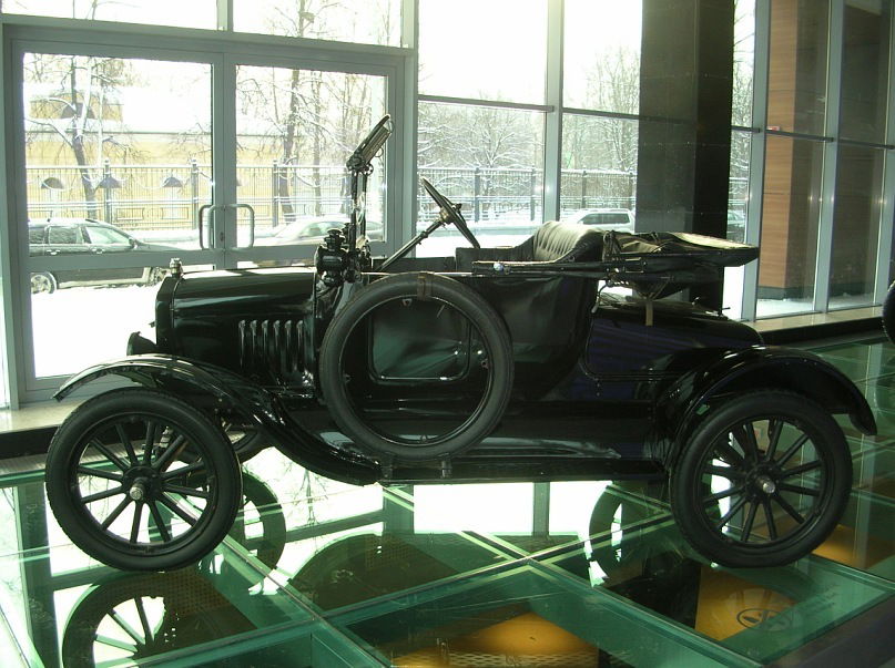 Museo de coches antiguos, por Alisa Kolobova