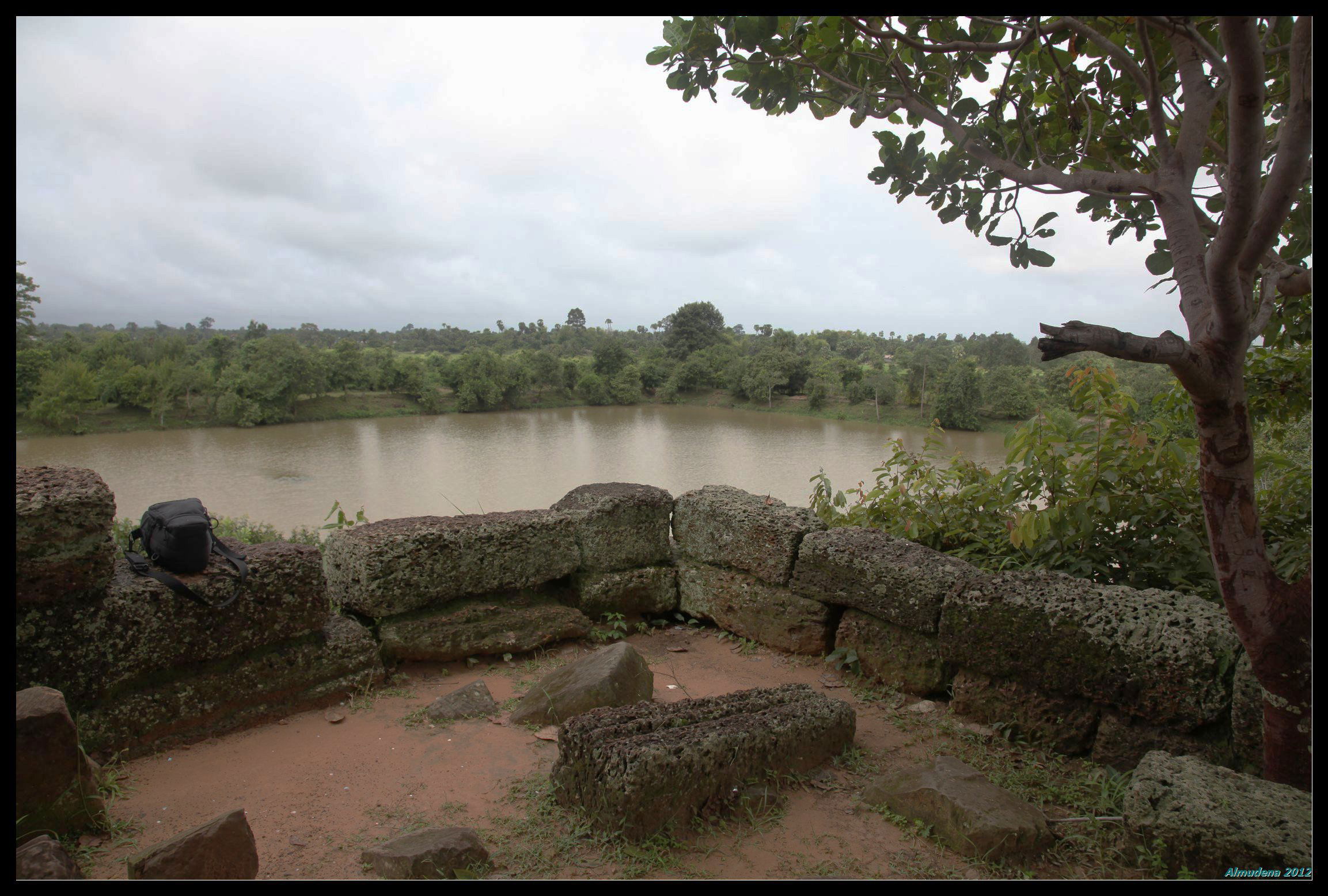 Paseo En Bicicleta Por Las Murallas De Angkor Thom, por Almudena