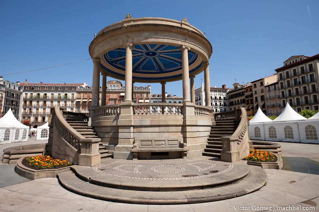 Plaza del Castillo, por Víctor Gómez - machbel