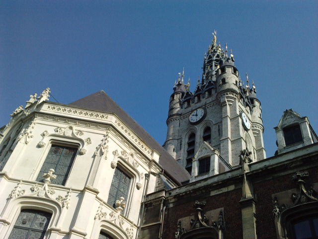 Ayuntamiento de Douai, por RomainDemolie