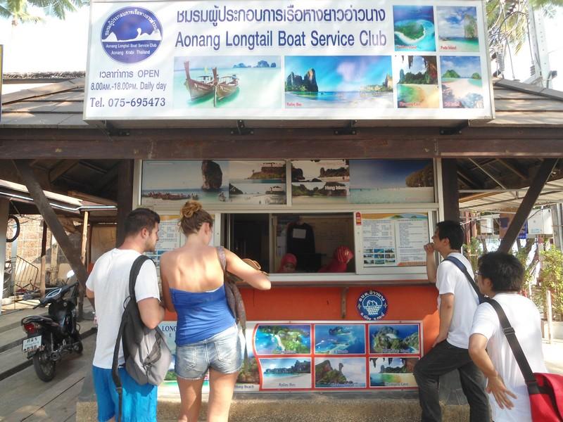 Le longtail boat service club d’Aonang, por Marie & Matt