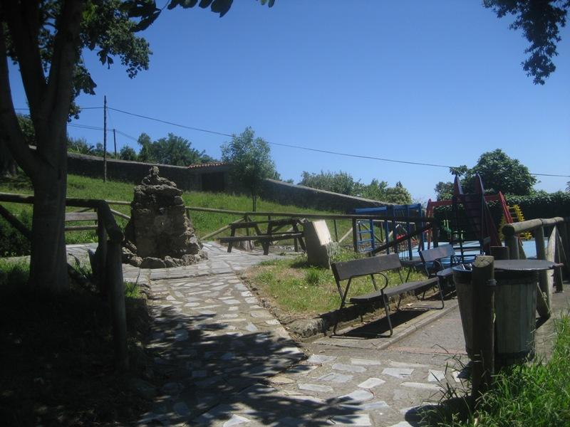 Pequeño Parque infantil en Lastres, por Comarca de la Sidra