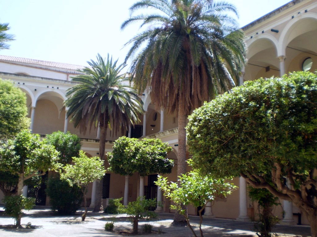 Claustro (ex convento PP Carmelitas Descalzos), por Gorgonita