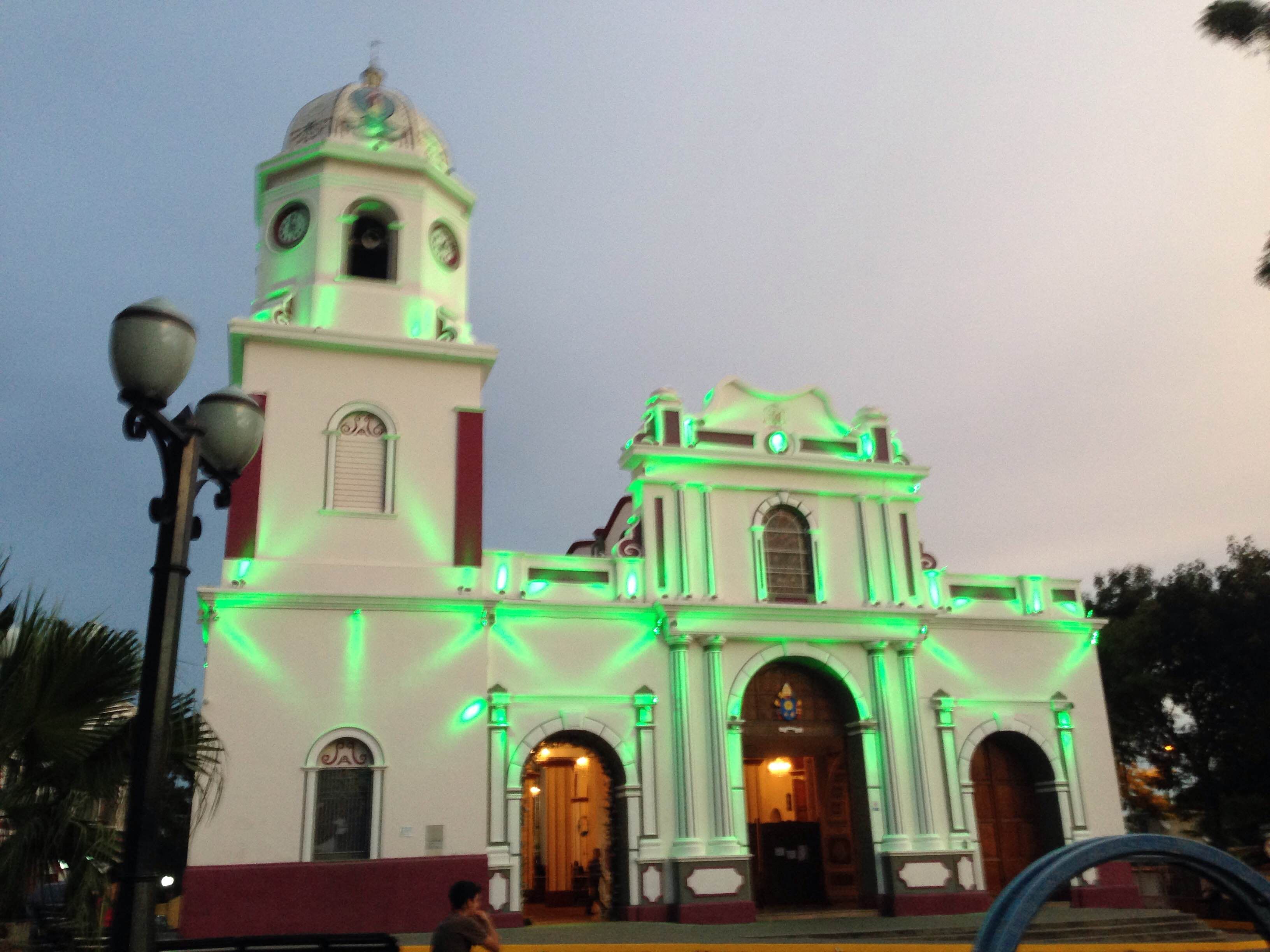 Plaza Bolívar de Santa Rosa, por Victor Bello