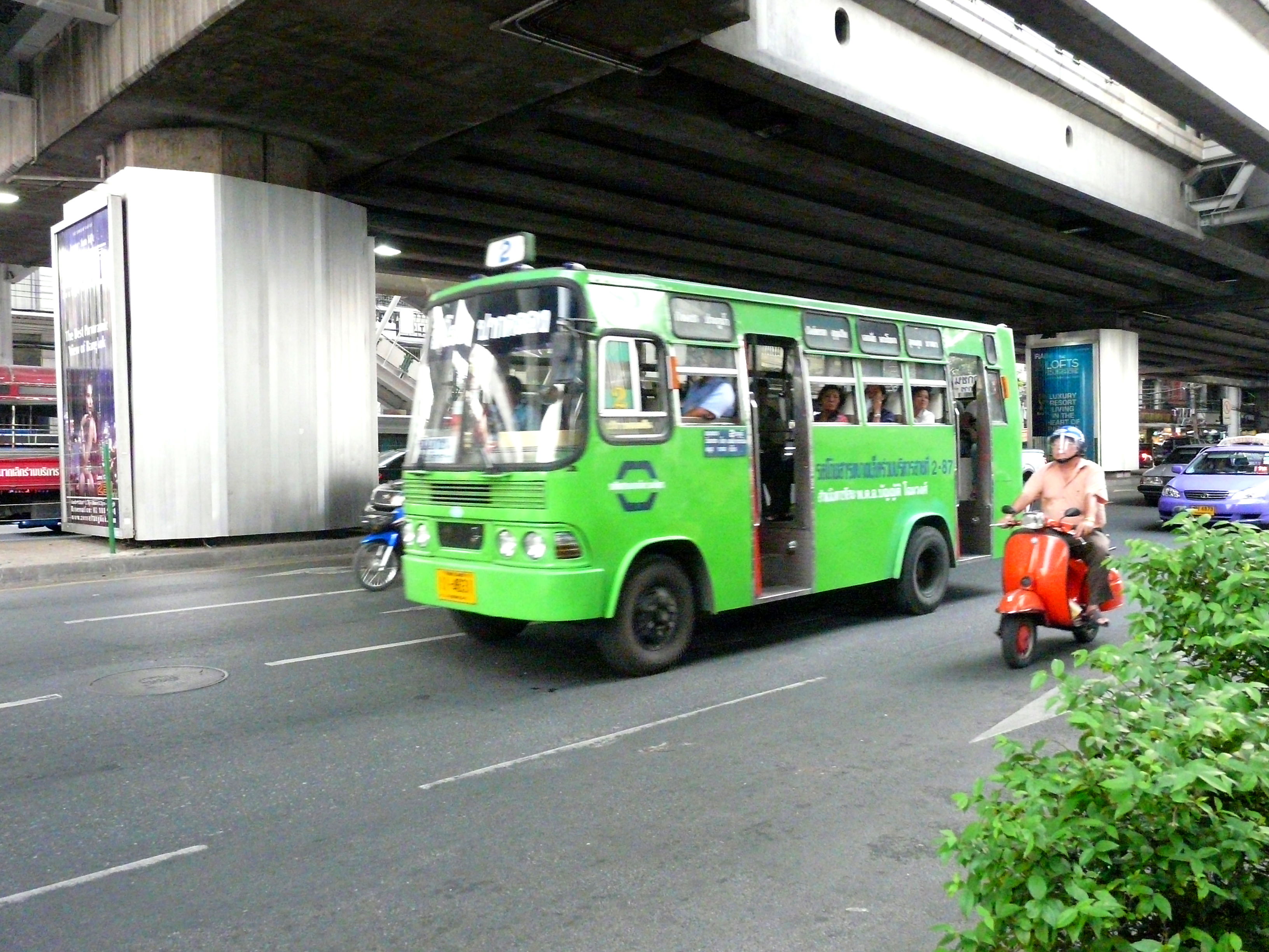 Autobuses urbanos en Bangkok, por Yola