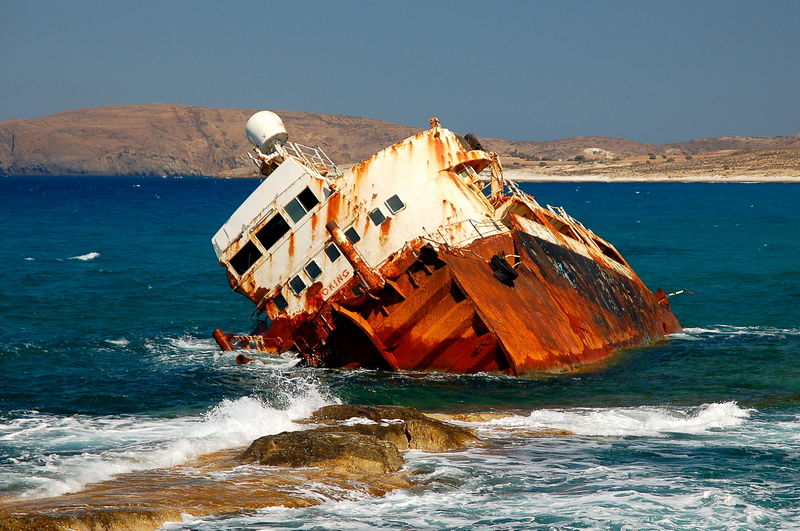 Barco naufragado en Milos, por naxos