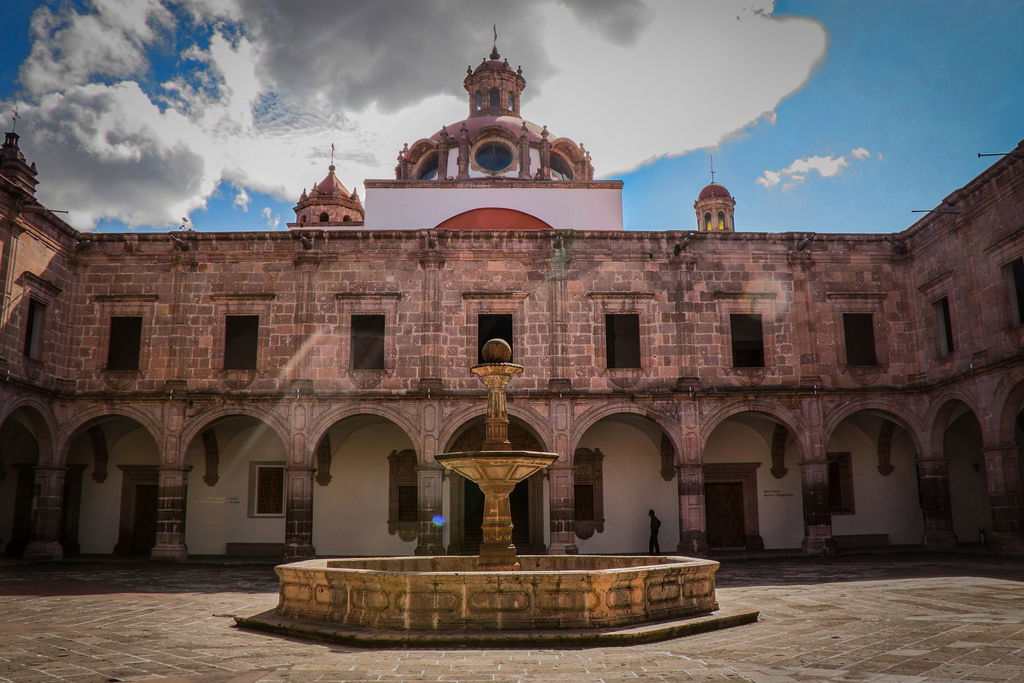 Palacio Clavijero, por Adán Ruiz