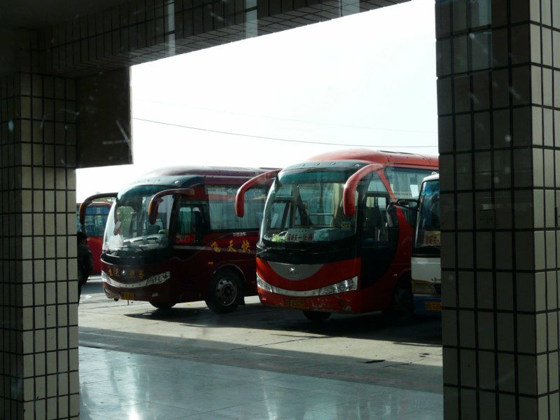 Estación de Autobús de Jiayuguan, por Yola