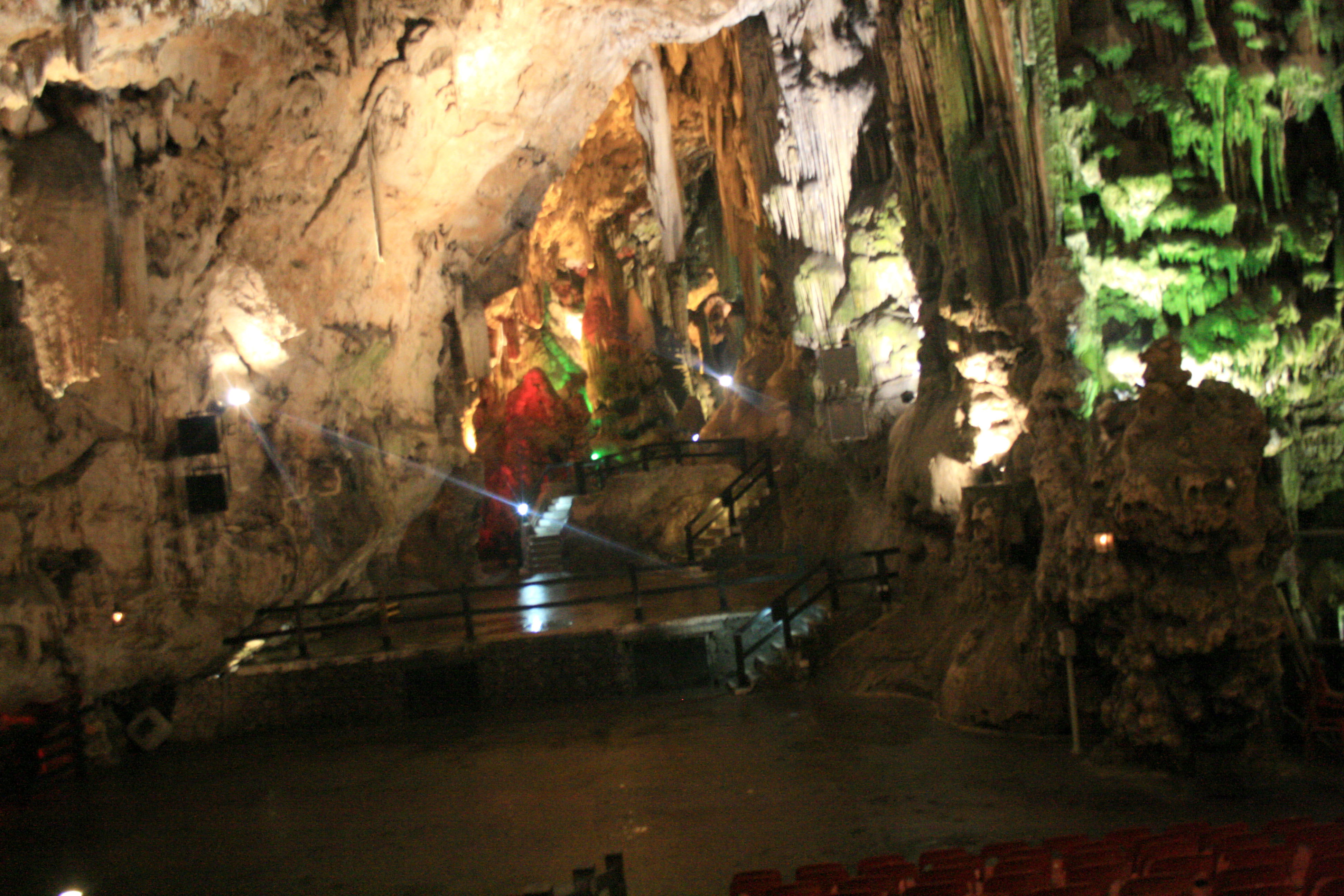 Descubre las cuevas en Gibraltar y sus secretos espectaculares