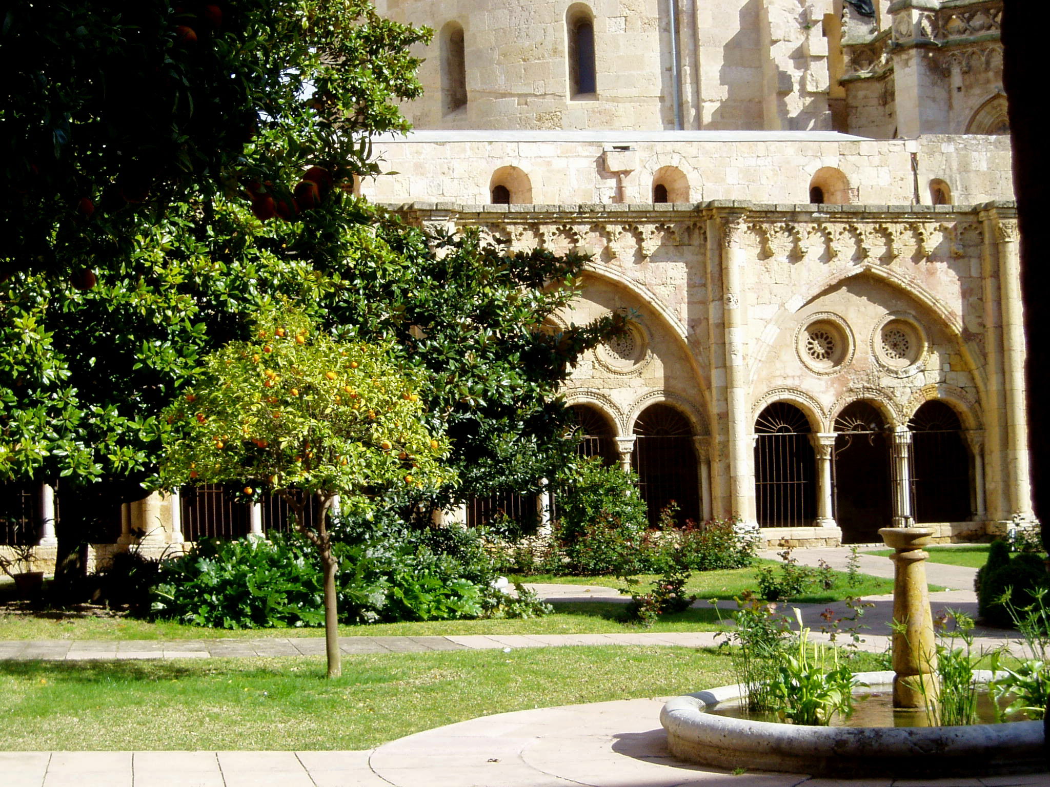 Claustro de la catedral de Tarragona, por Emeline Haye