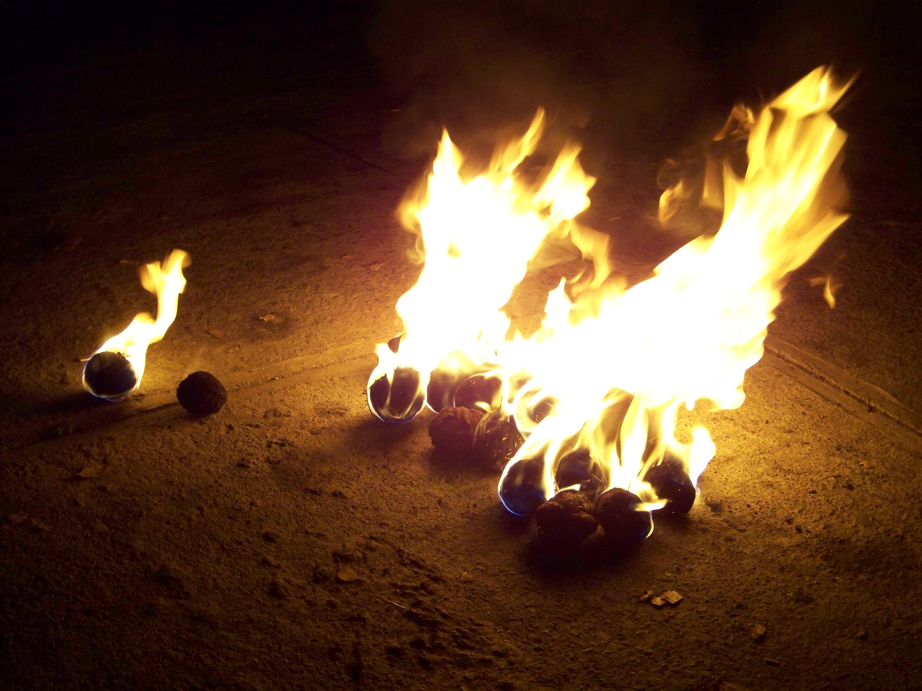 Огромные огненные шары. Праздник Болас де Фуэго. Огненные шары (las Bolas de Fuego), Сальвадор. Огненные шары фестиваль. Огненные шары в природе.