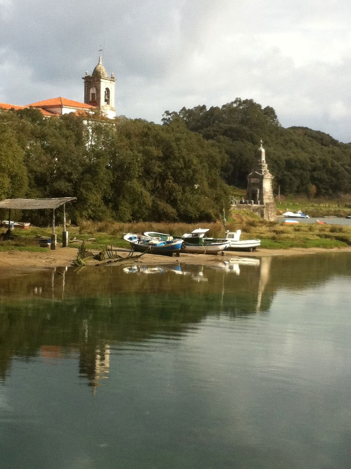 Ria e iglesia de Niembro, por Pablo Gutierrez