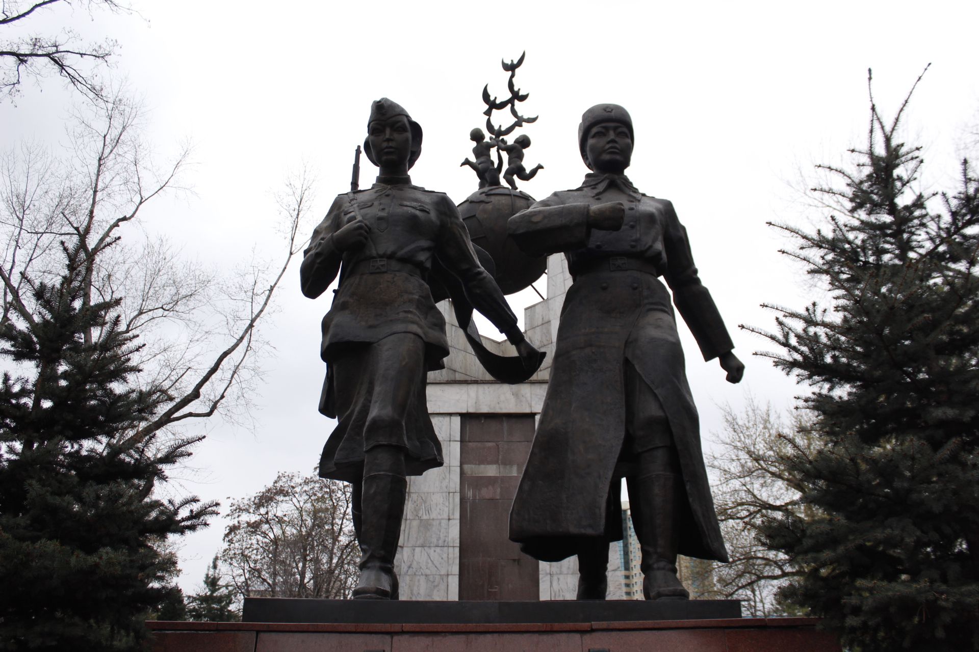 Monumento a Aliya Moldagulova y Manshuk Mametova, por Sebastian Muñoz