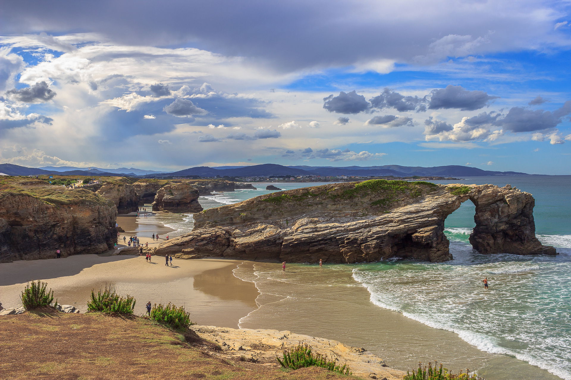 Se puede bañar en la playa de las catedrales