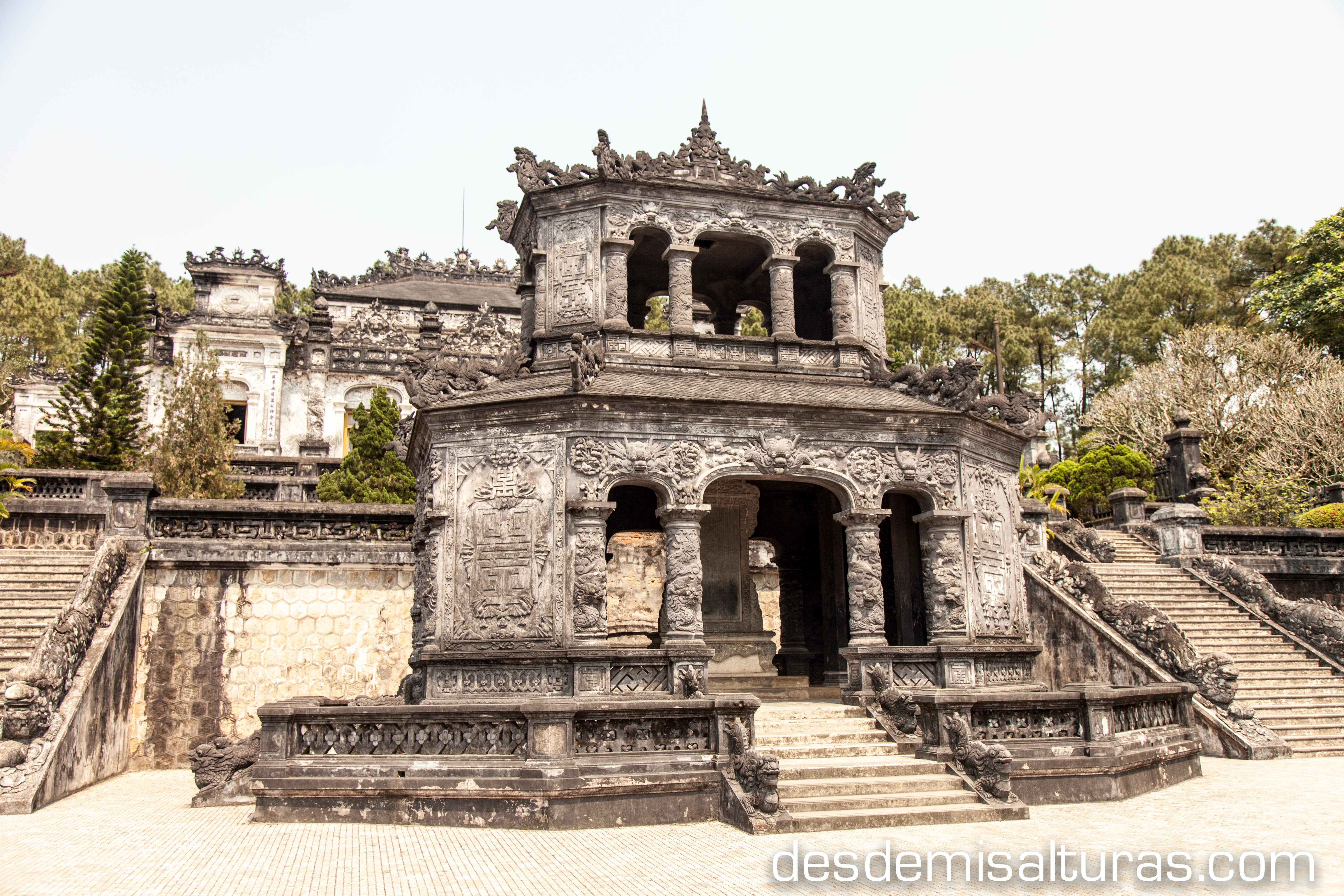 Sala del Sarcófago del  Emperador Khai Dinh, por desdemisalturas.com