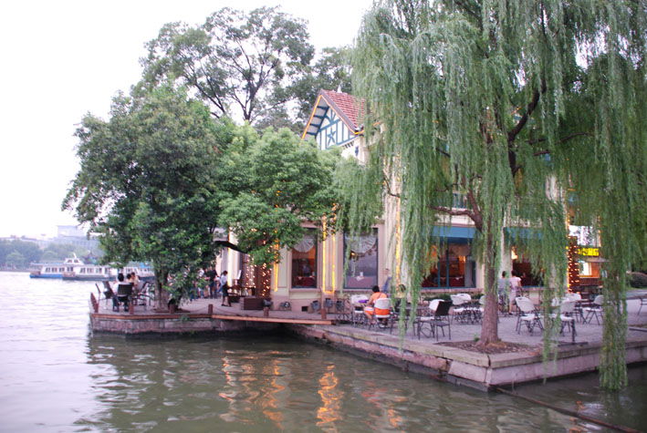 Cafés en el lago del Oeste, por Reconquista