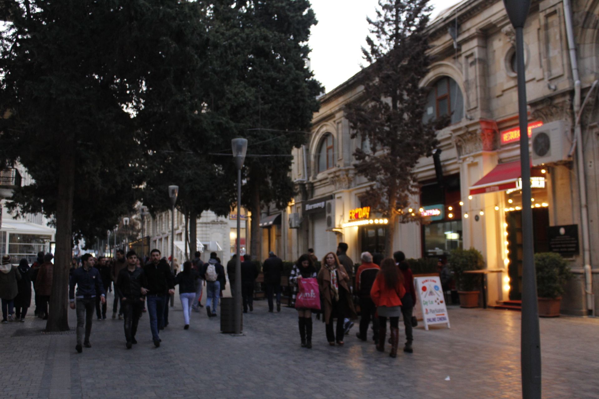 Avenida Mammad Amin Rasulzadeh, por Sebastian Muñoz